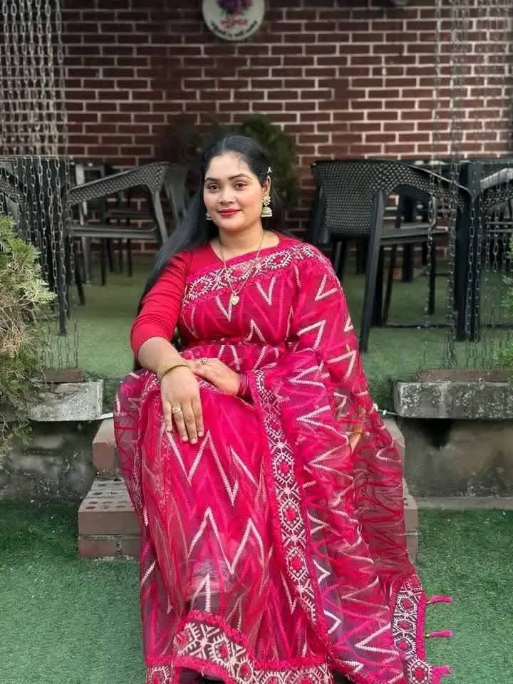 মসলিন অরগাঞ্জা শাড়ি ((ম্যাজেন্টা/গাঢ় গোলাপি)) (ব্লাউজ পিস সহ)(Code-SSS69) - Image 2