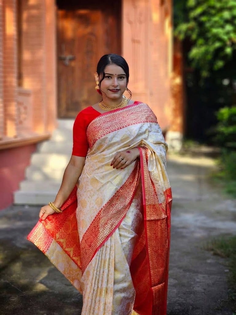 অফ-হোয়াইট সাথে লাল কাঞ্জিভরম শাড়ি (ব্লাউজ পিস সহ)(Code-SSS65) - Image 4