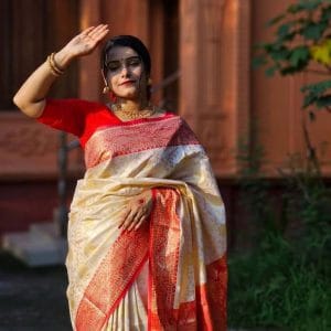 অফ-হোয়াইট সাথে লাল কাঞ্জিভরম শাড়ি (ব্লাউজ পিস সহ)(Code-SSS65)