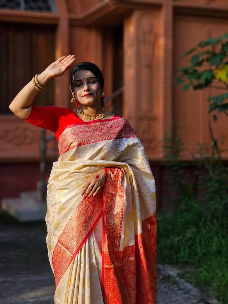 অফ-হোয়াইট সাথে লাল কাঞ্জিভরম শাড়ি (ব্লাউজ পিস সহ)(Code-SSS65)